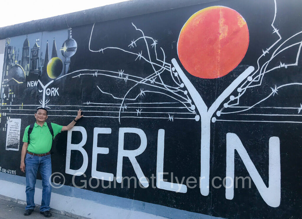 The Gourmet Flyer is visiting the East Side Gallery. This is the thing to do in Berlin