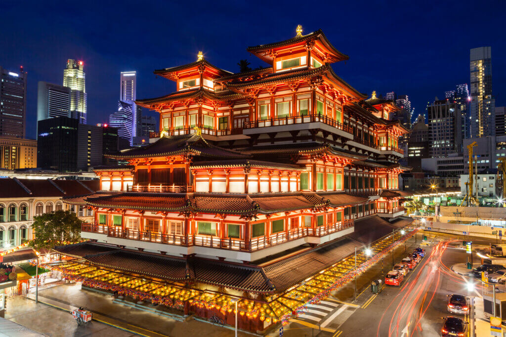The Buddha Tooth Relic Temple lit up at night.