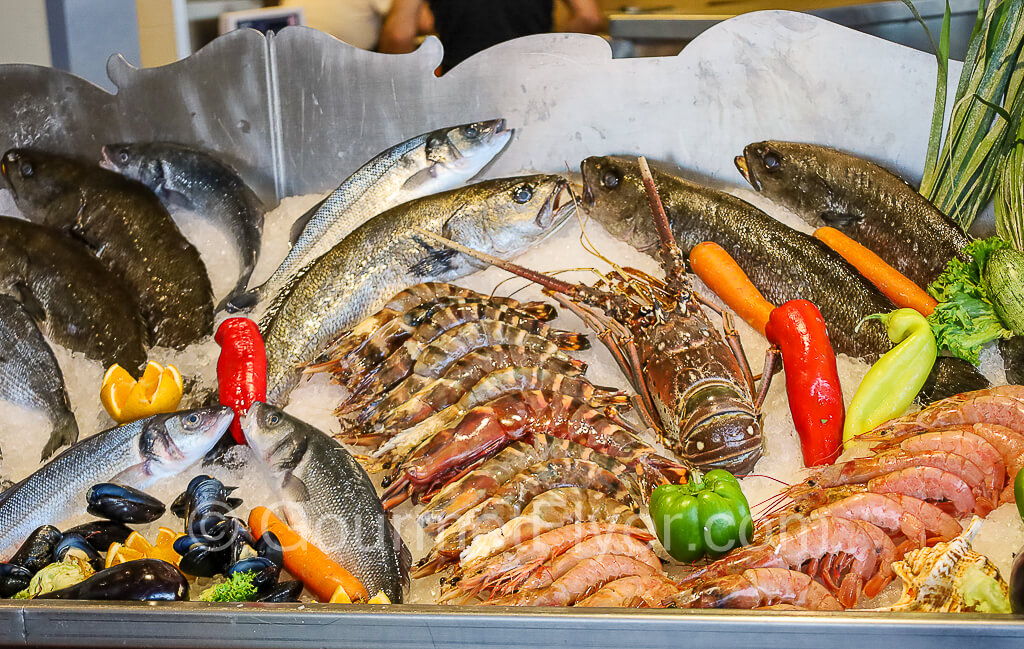 Fresh seafood display at Remezzo.