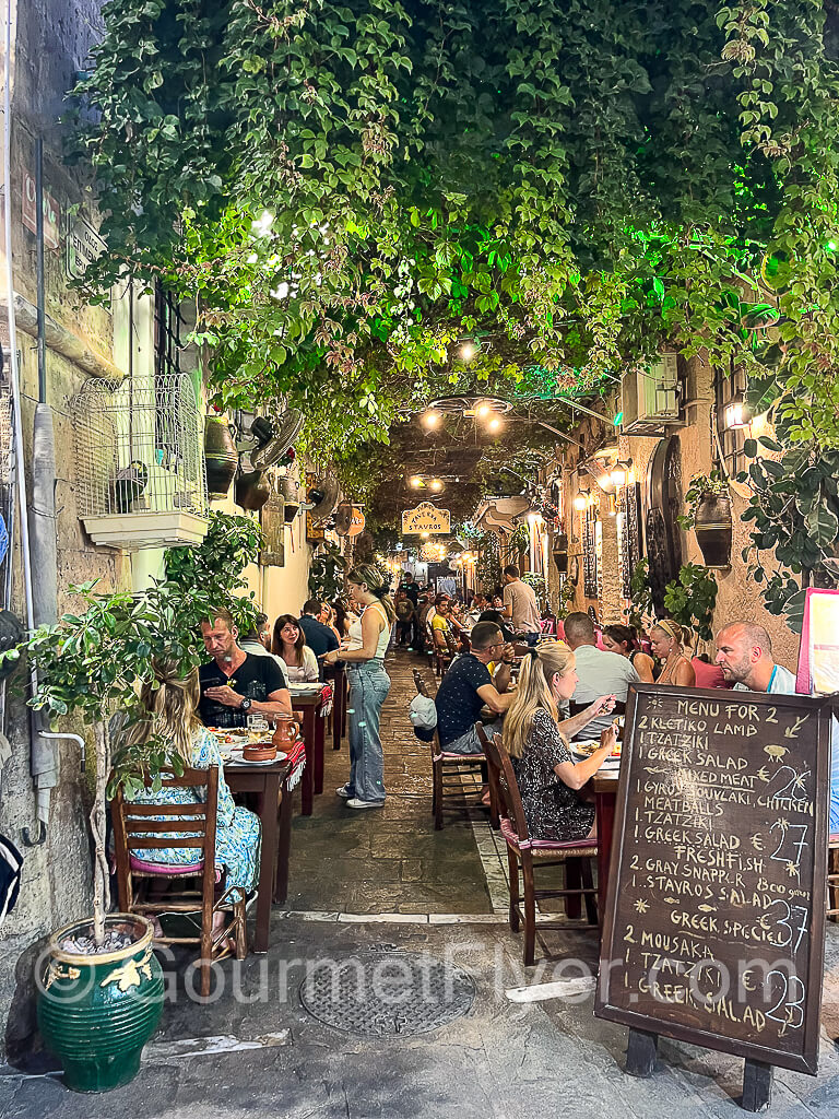 The garden-like setting and atmosphere of the restaurant located in an alley.