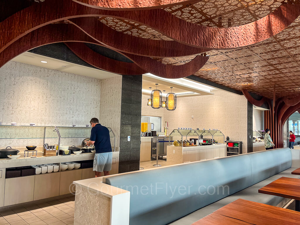 Two buffet stations on each end of the club is separated by a breakfast counter and a drink station between them.