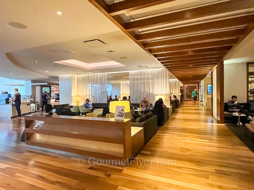 Review of the Star Alliance Lounge in LAX features its elegant lobby and stylish seating areas.