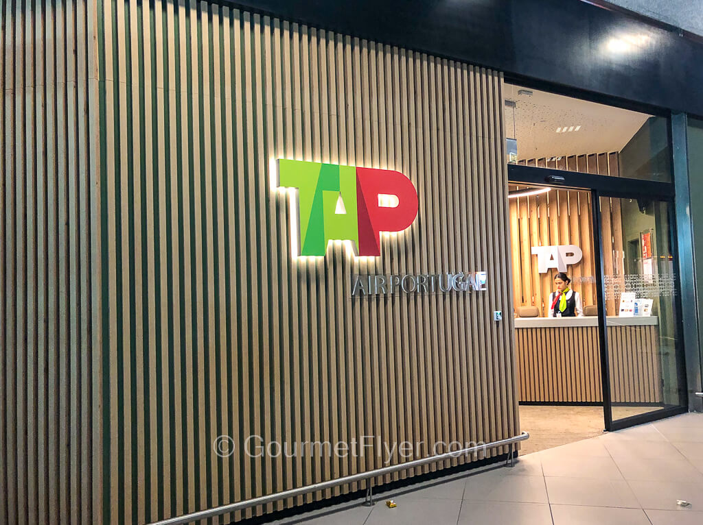 The walls leading to the TAP Lounge features the airlines' red and green TAP logo.