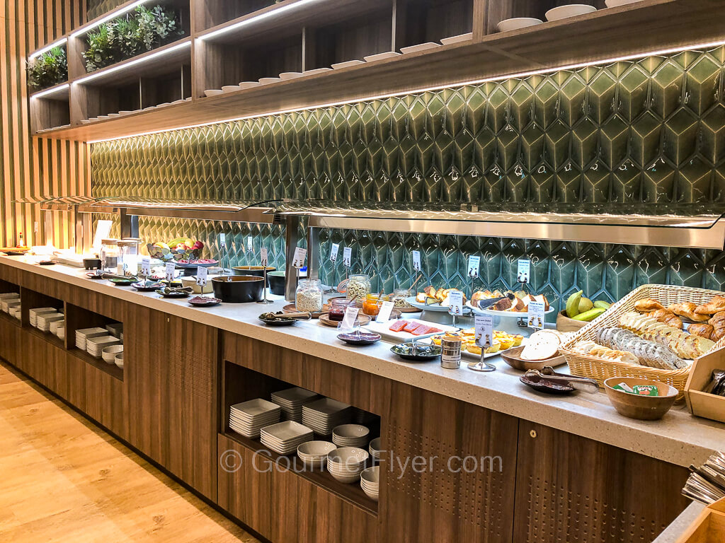 The TAP Premium Lounge in the Non-Schengen area features a long buffet counter with many varieties of hot and cold food.